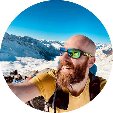 Pierre, accompagnateur en montagne, observant le paysage